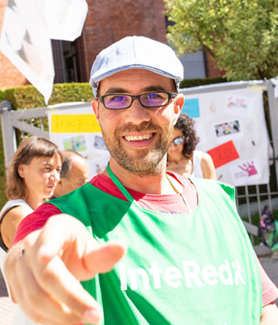 Miembro de InteRed con chaleco con el logo de la entidad