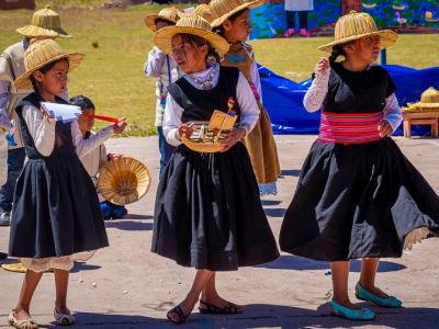 Bolivia. Presentación del cuento bilingüe castellano - Uru Uchumataqo